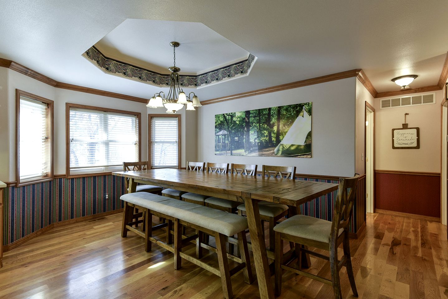 Spacious Family Sized Ozark Mountain Cabin with Pool Table and Game Room in Branson, Missouri