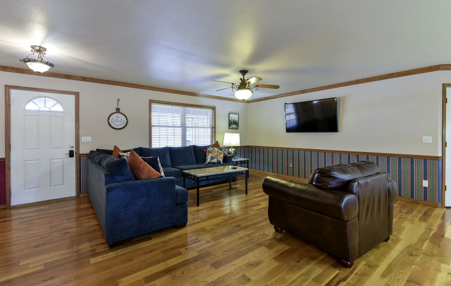 Spacious Family Sized Ozark Mountain Cabin with Pool Table and Game Room in Branson, Missouri