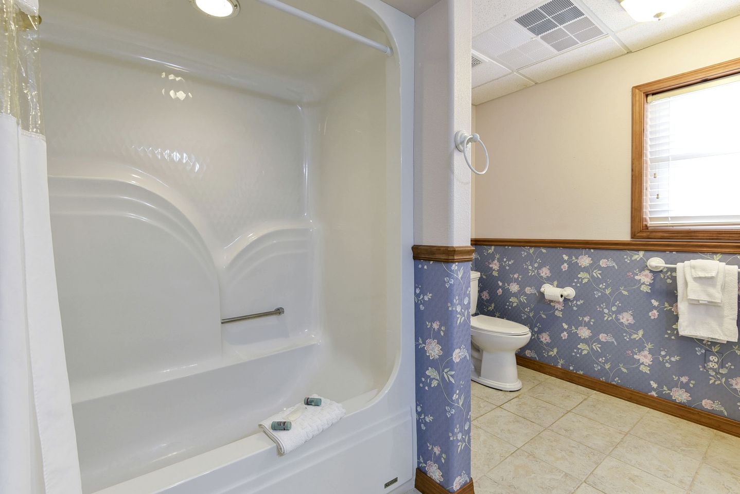 Spacious Family Sized Ozark Mountain Cabin with Pool Table and Game Room in Branson, Missouri