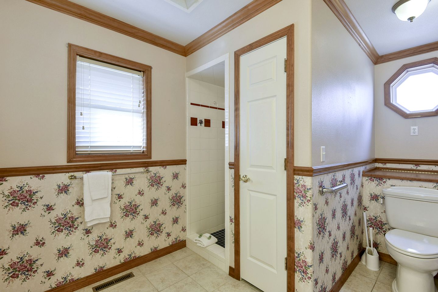 Spacious Family Sized Ozark Mountain Cabin with Pool Table and Game Room in Branson, Missouri