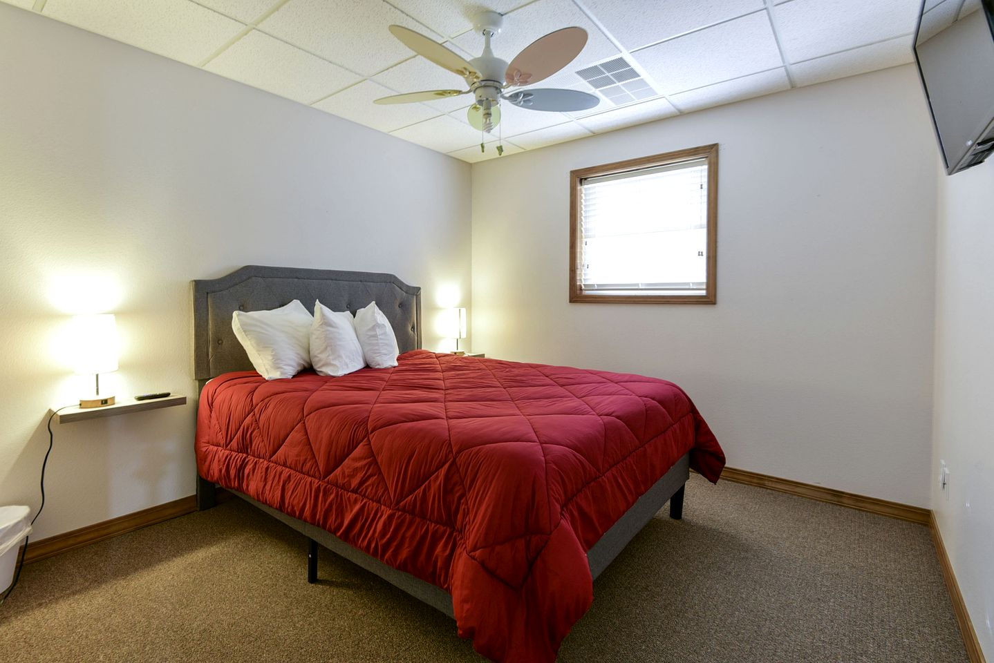Spacious Family Sized Ozark Mountain Cabin with Pool Table and Game Room in Branson, Missouri