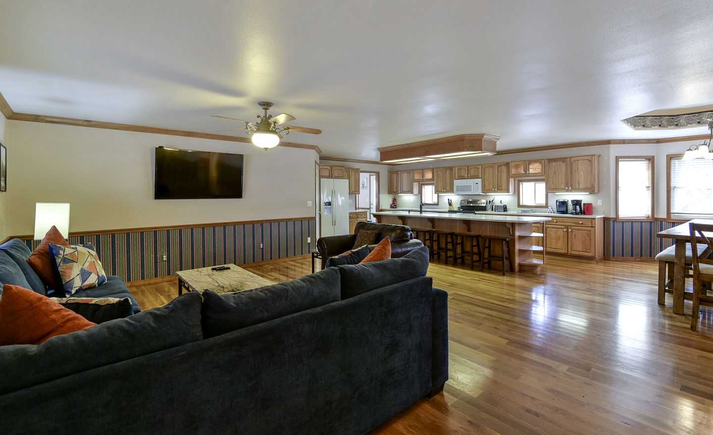 Spacious Family Sized Ozark Mountain Cabin with Pool Table and Game Room in Branson, Missouri