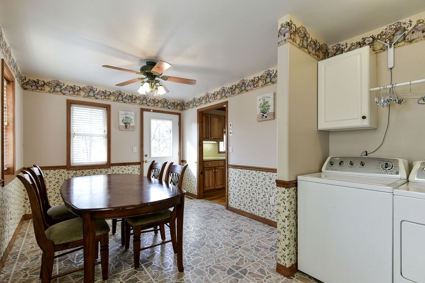 Spacious Family Sized Ozark Mountain Cabin with Pool Table and Game Room in Branson, Missouri