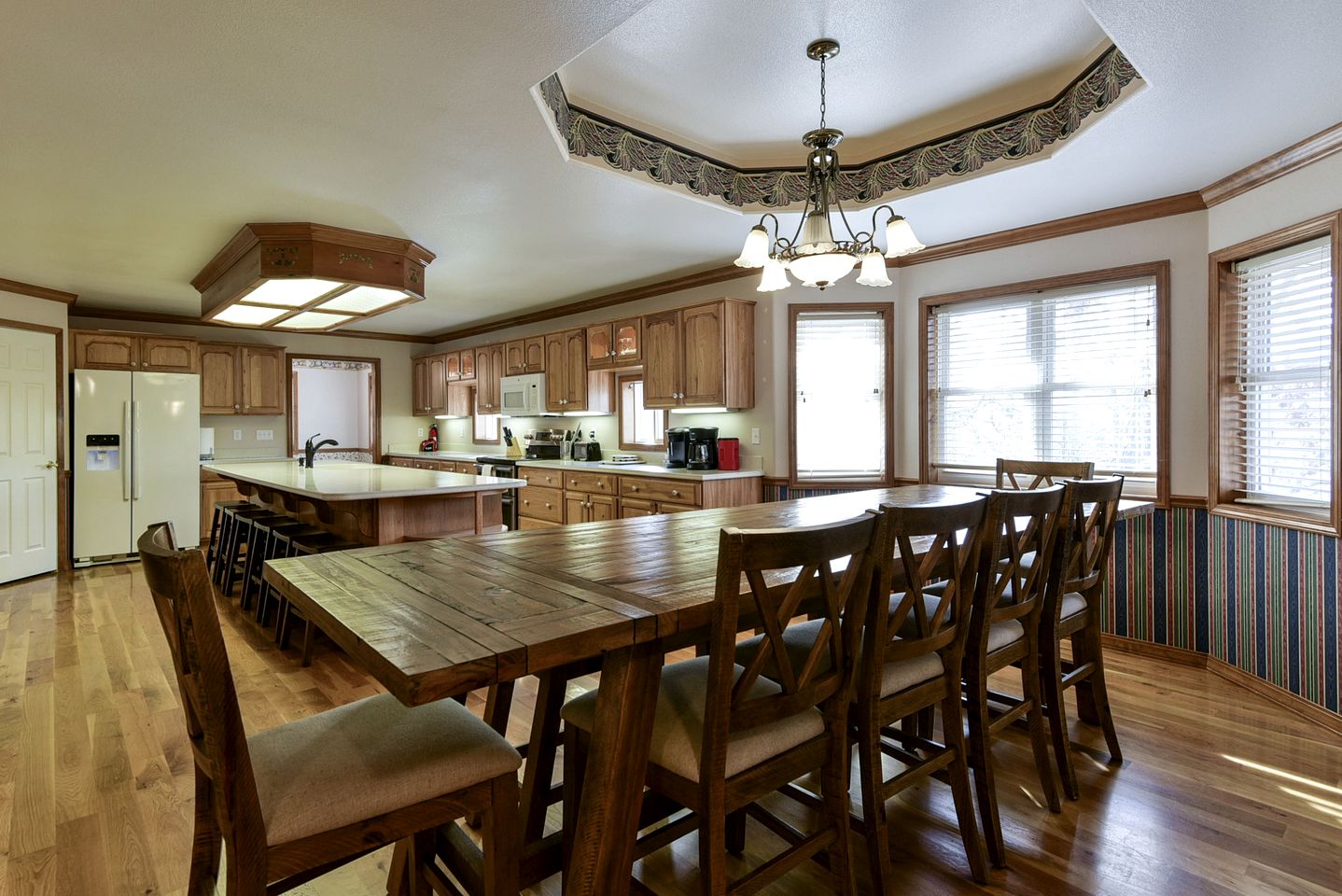 Spacious Family Sized Ozark Mountain Cabin with Pool Table and Game Room in Branson, Missouri