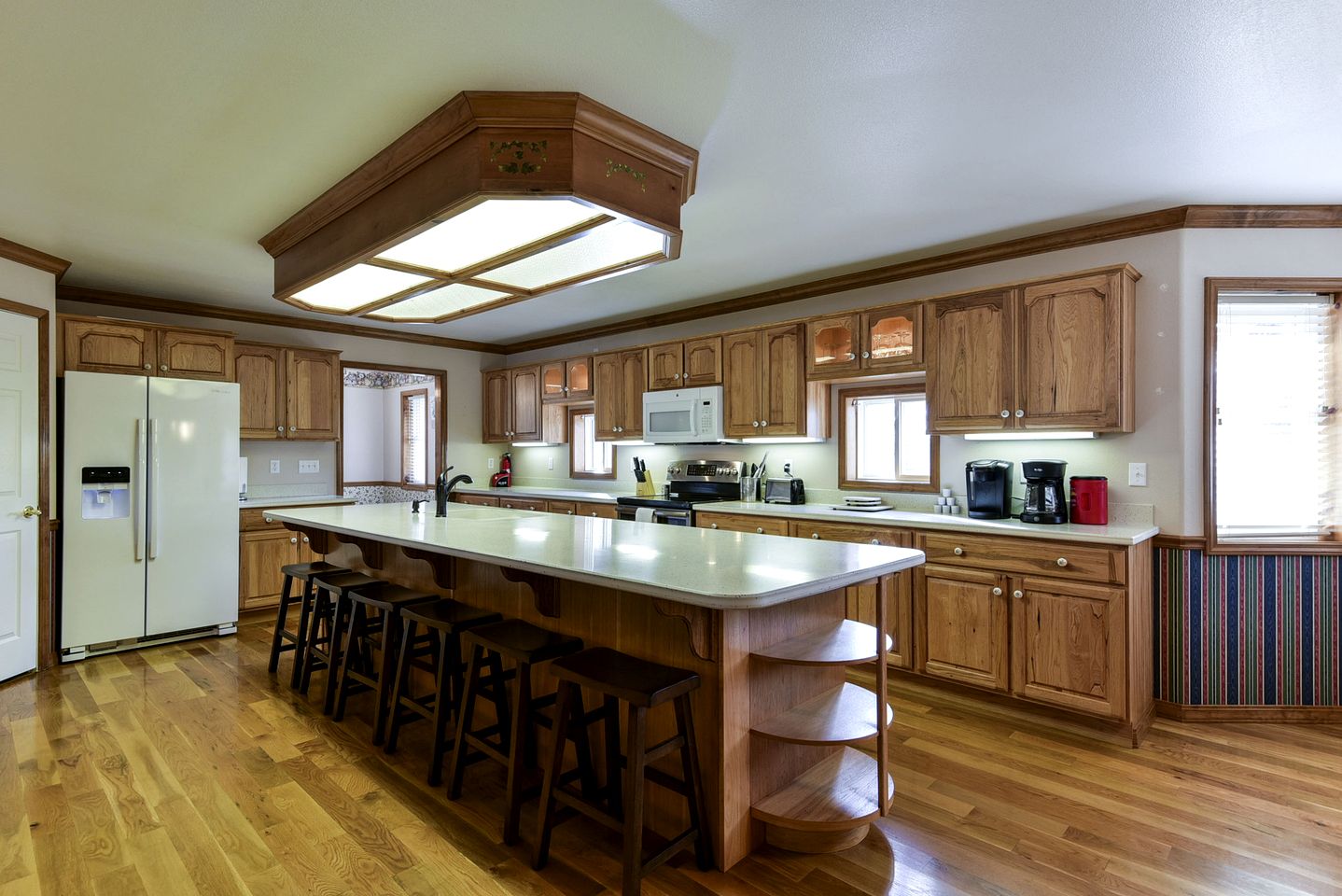Spacious Family Sized Ozark Mountain Cabin with Pool Table and Game Room in Branson, Missouri
