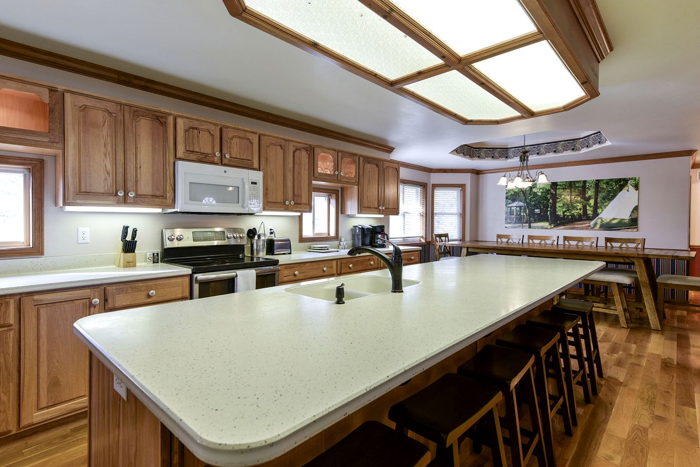 Spacious Family Sized Ozark Mountain Cabin with Pool Table and Game Room in Branson, Missouri