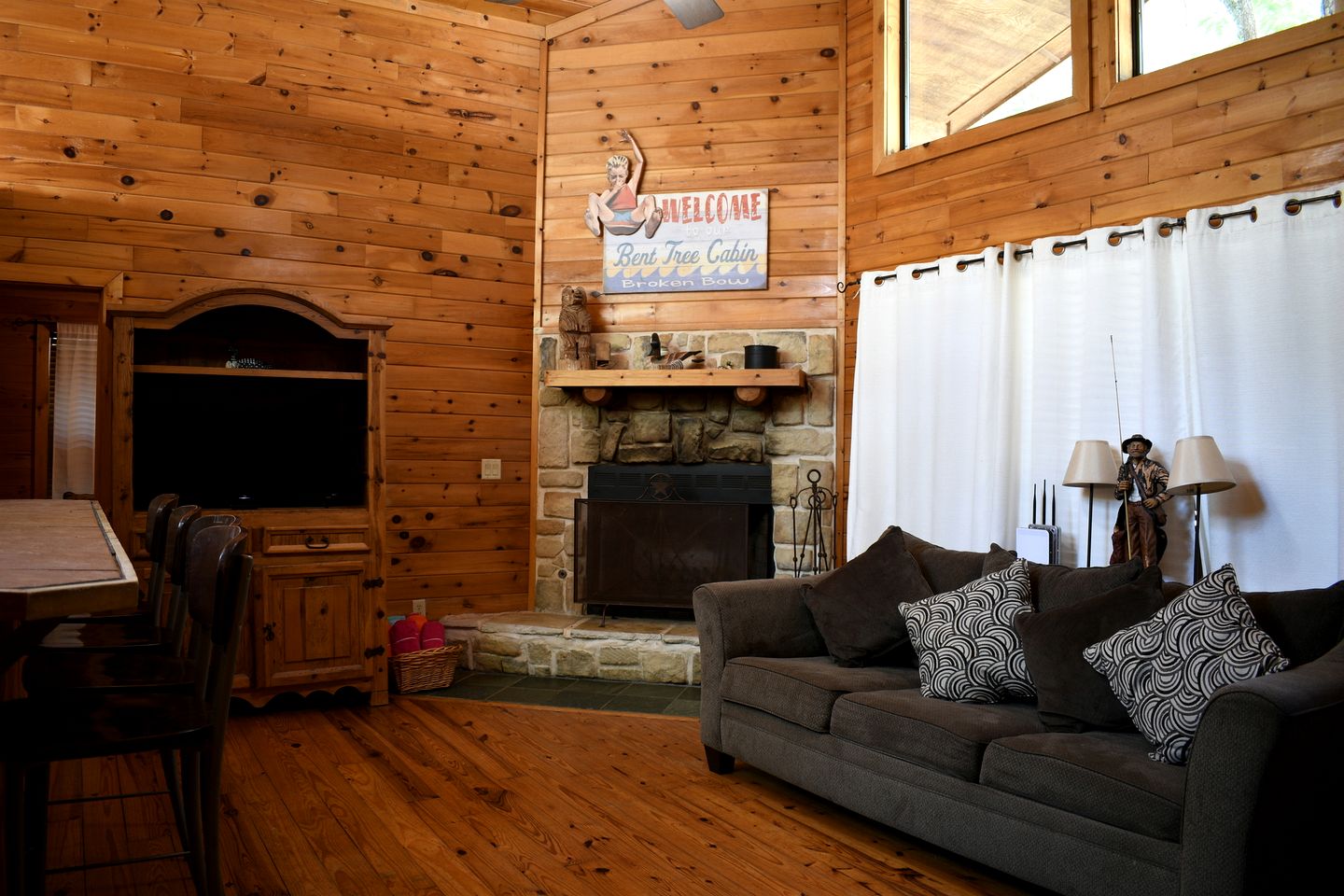 Fully Furnished Cabin with Fire Pit Perfect for Small Groups in Oklahoma