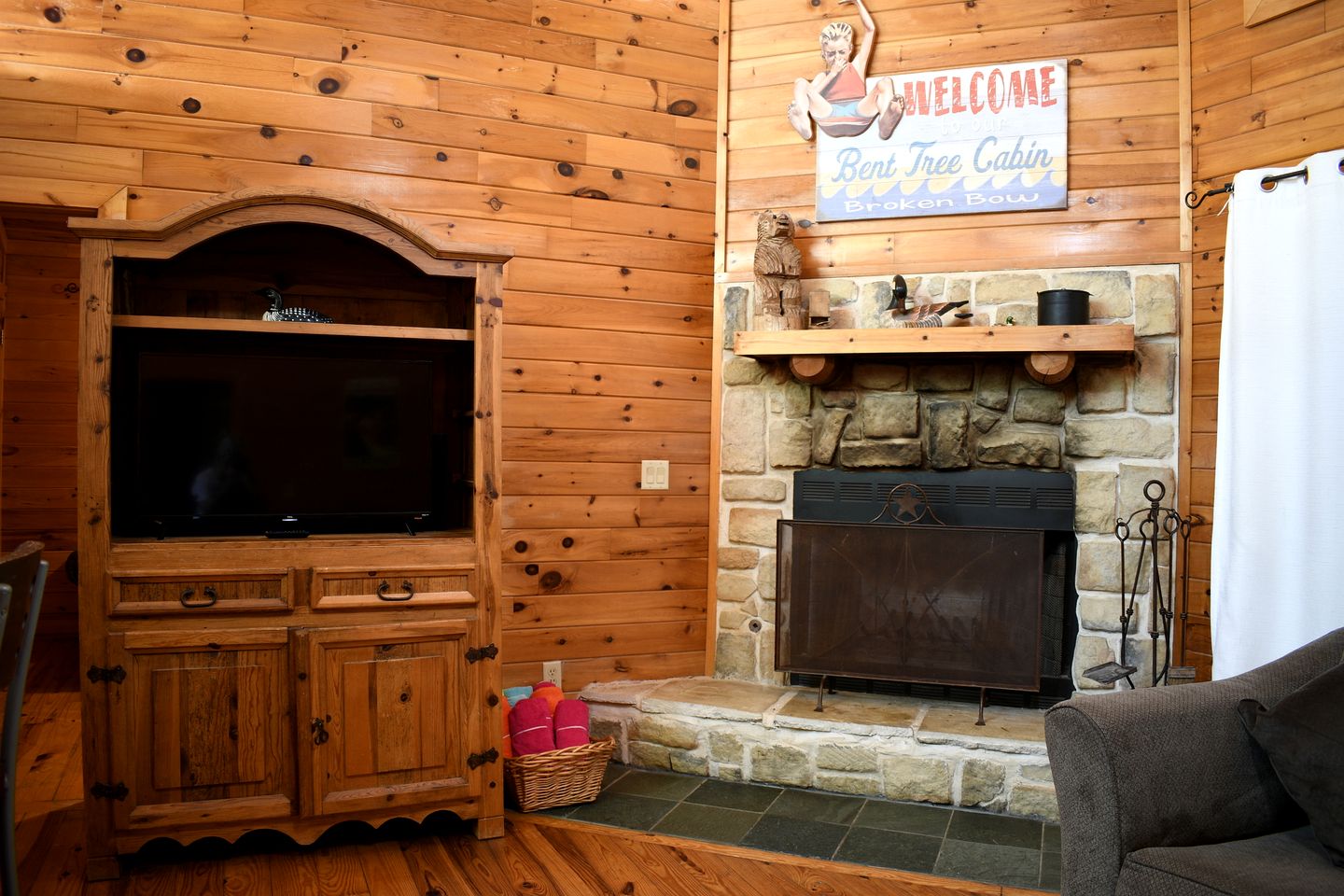 Fully Furnished Cabin with Fire Pit Perfect for Small Groups in Oklahoma