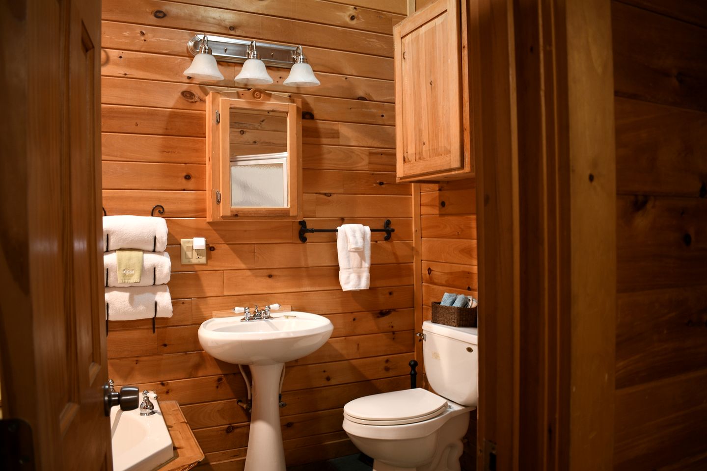 Fully Furnished Cabin with Fire Pit Perfect for Small Groups in Oklahoma