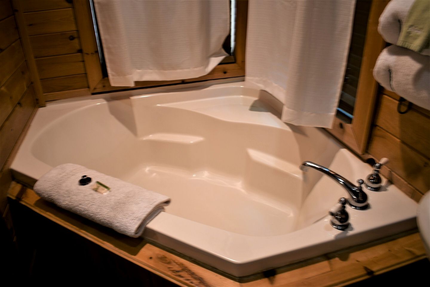 Fully Furnished Cabin with Fire Pit Perfect for Small Groups in Oklahoma