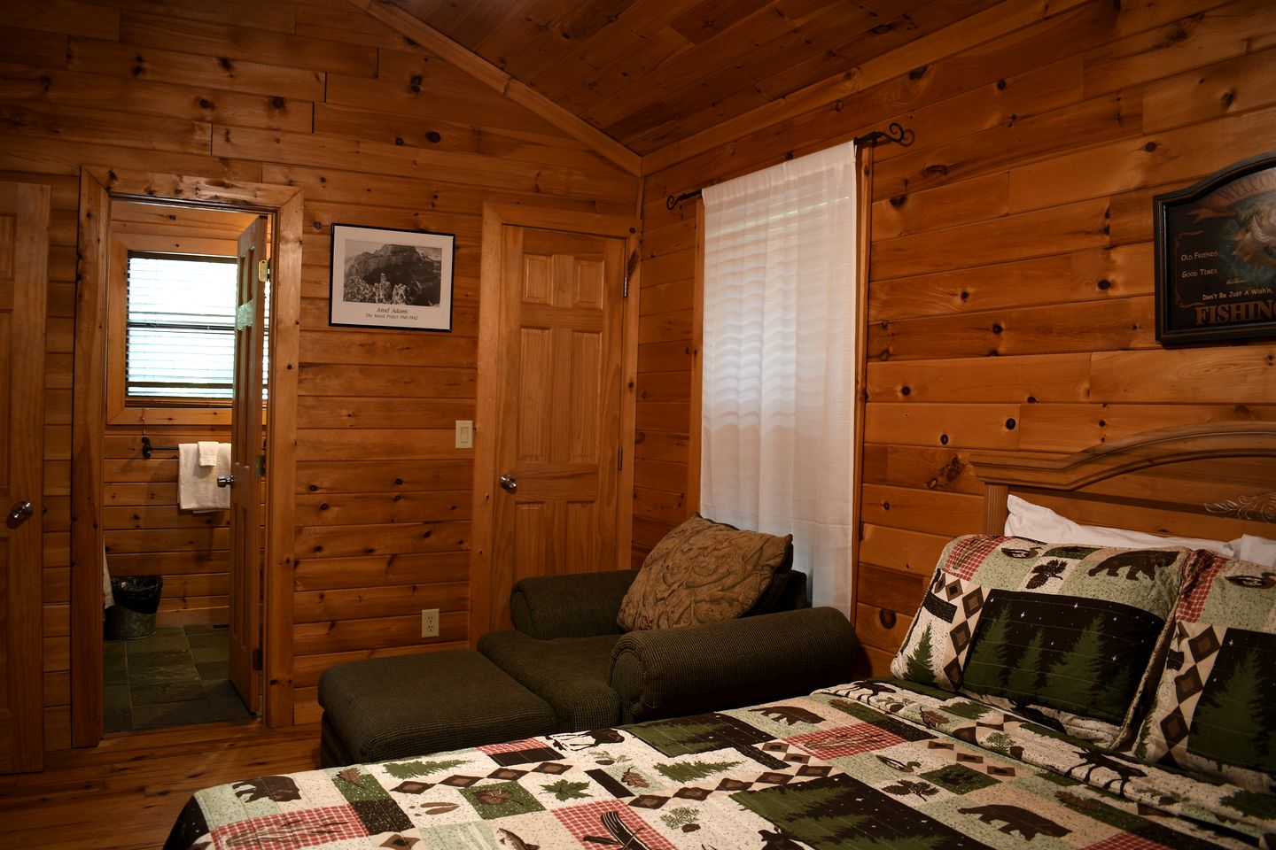 Fully Furnished Cabin with Fire Pit Perfect for Small Groups in Oklahoma
