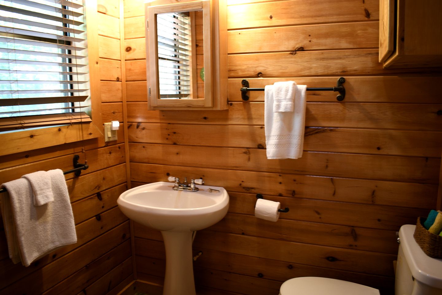 Fully Furnished Cabin with Fire Pit Perfect for Small Groups in Oklahoma
