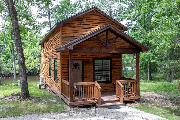 Spacious Cozy Cabin with Back Porch in Livingston, Texas