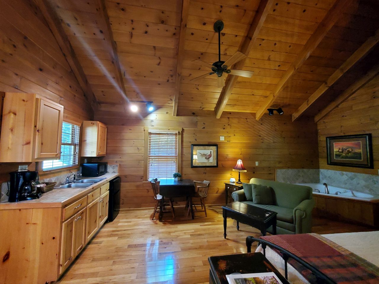 Cozy Riverside Cabin Retreat Near New River, Virginia