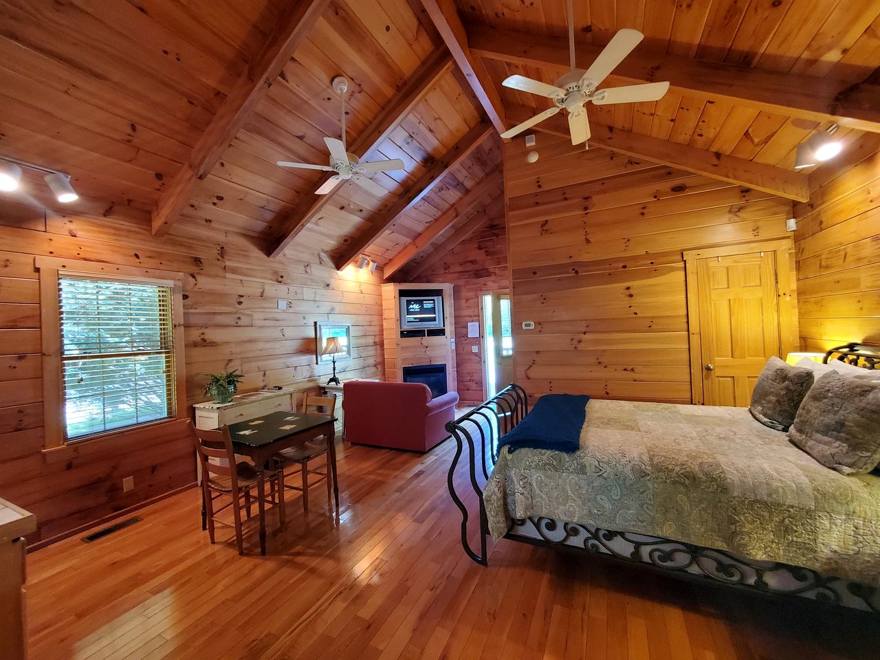 Blissful Riverside Cabin Escape Near New River, Virginia