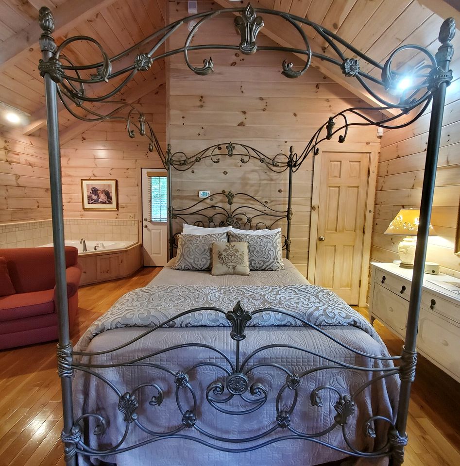 Blissful Riverside Cabin Retreat Near New River, Virginia