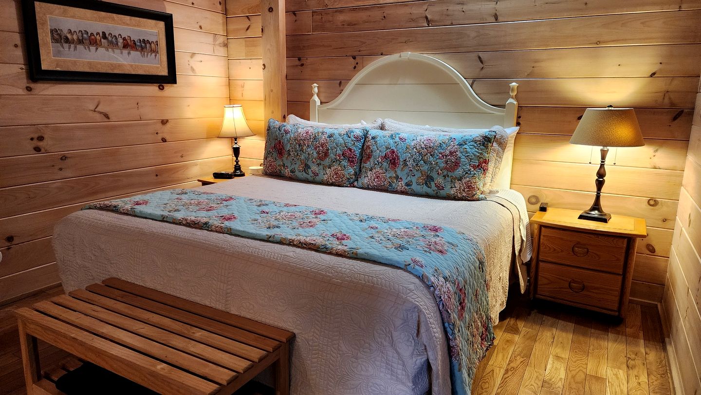 Serene Riverside Cabin Oasis Near New River, Virginia