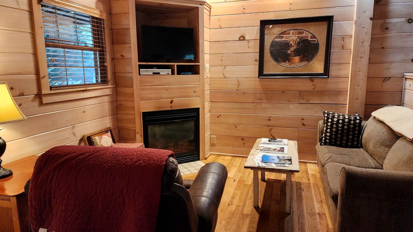 Serene Riverside Cabin Oasis Near New River, Virginia