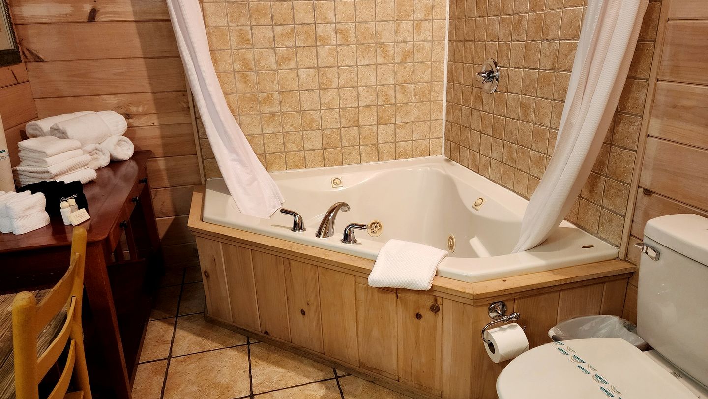 Serene Riverside Cabin Oasis Near New River, Virginia