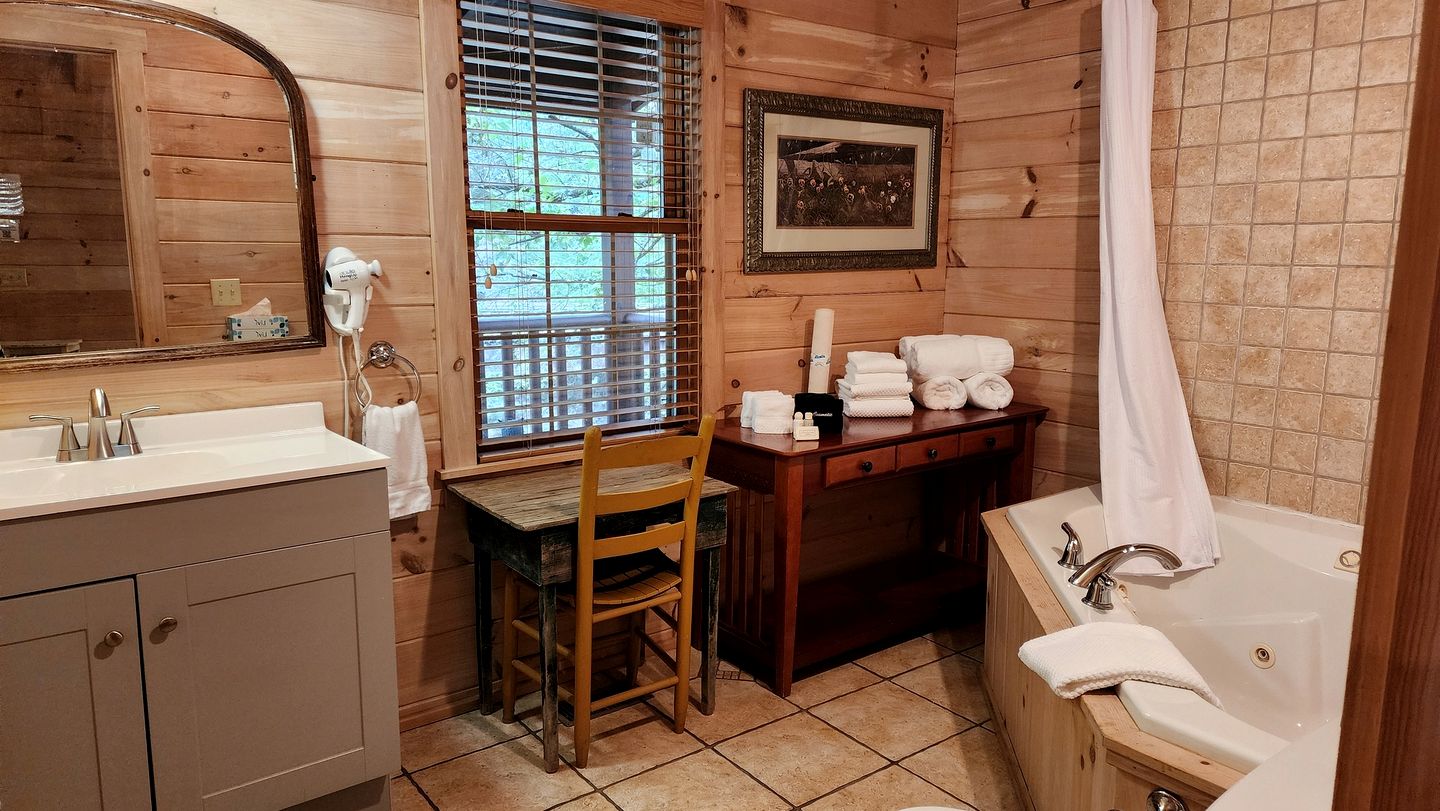 Serene Riverside Cabin Oasis Near New River, Virginia