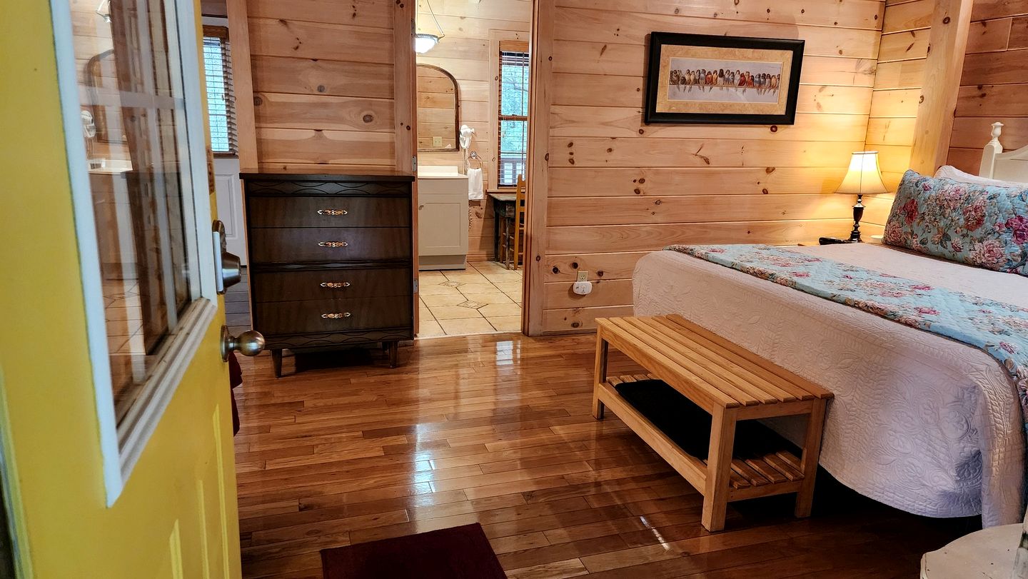 Serene Riverside Cabin Oasis Near New River, Virginia