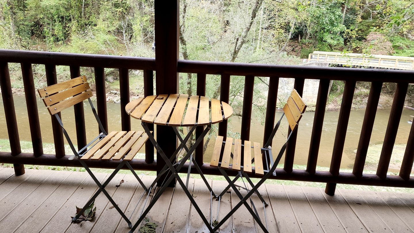 Serene Riverside Cabin Oasis Near New River, Virginia
