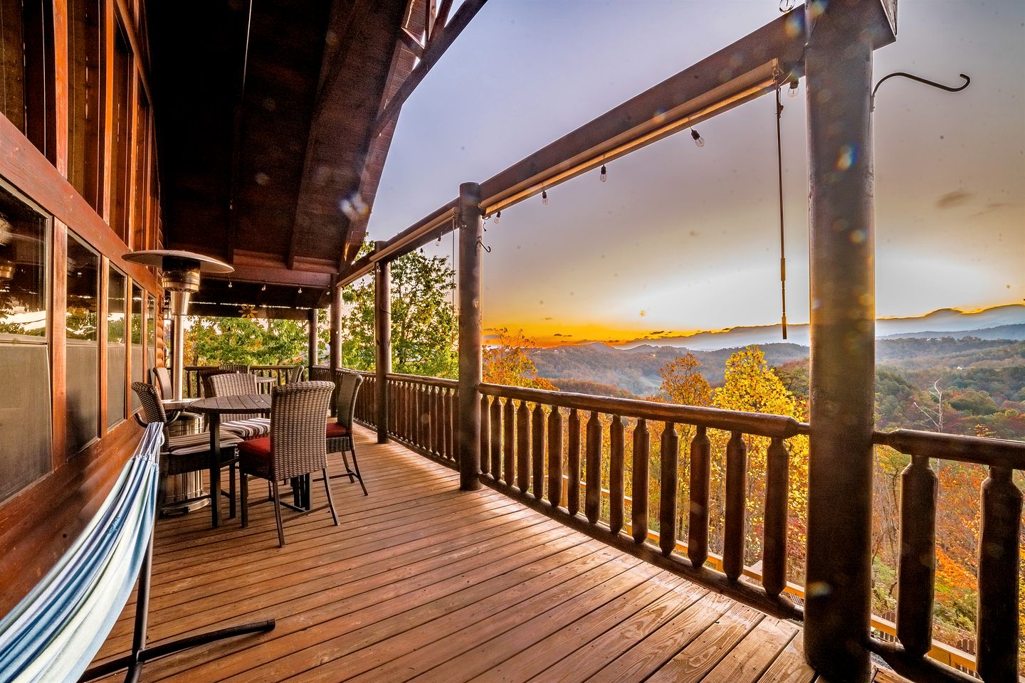 Group Cabin with Luxury Equipped Deck and Game Room in Tennessee