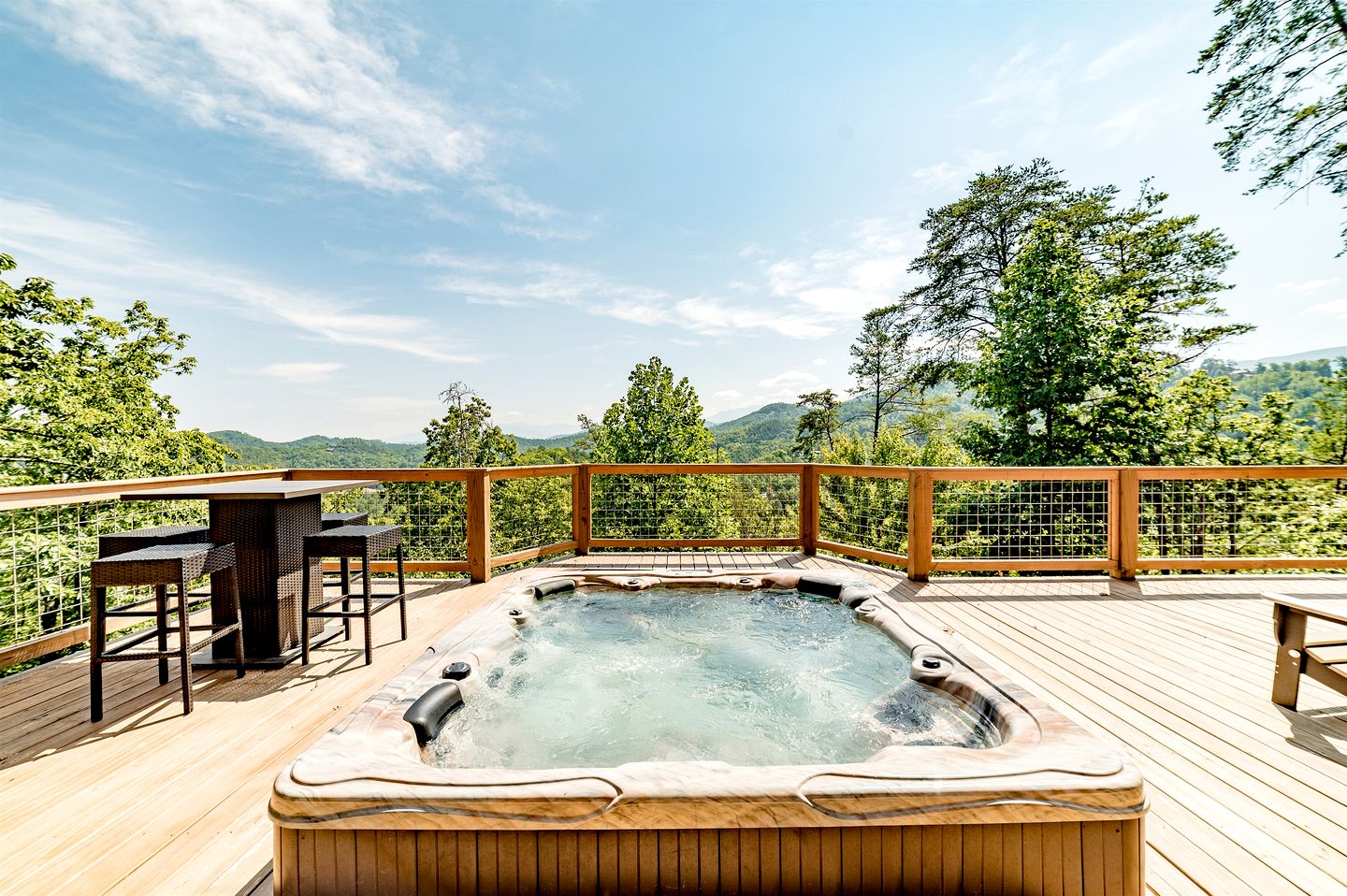 Group Cabin with Luxury Equipped Deck and Game Room in Tennessee