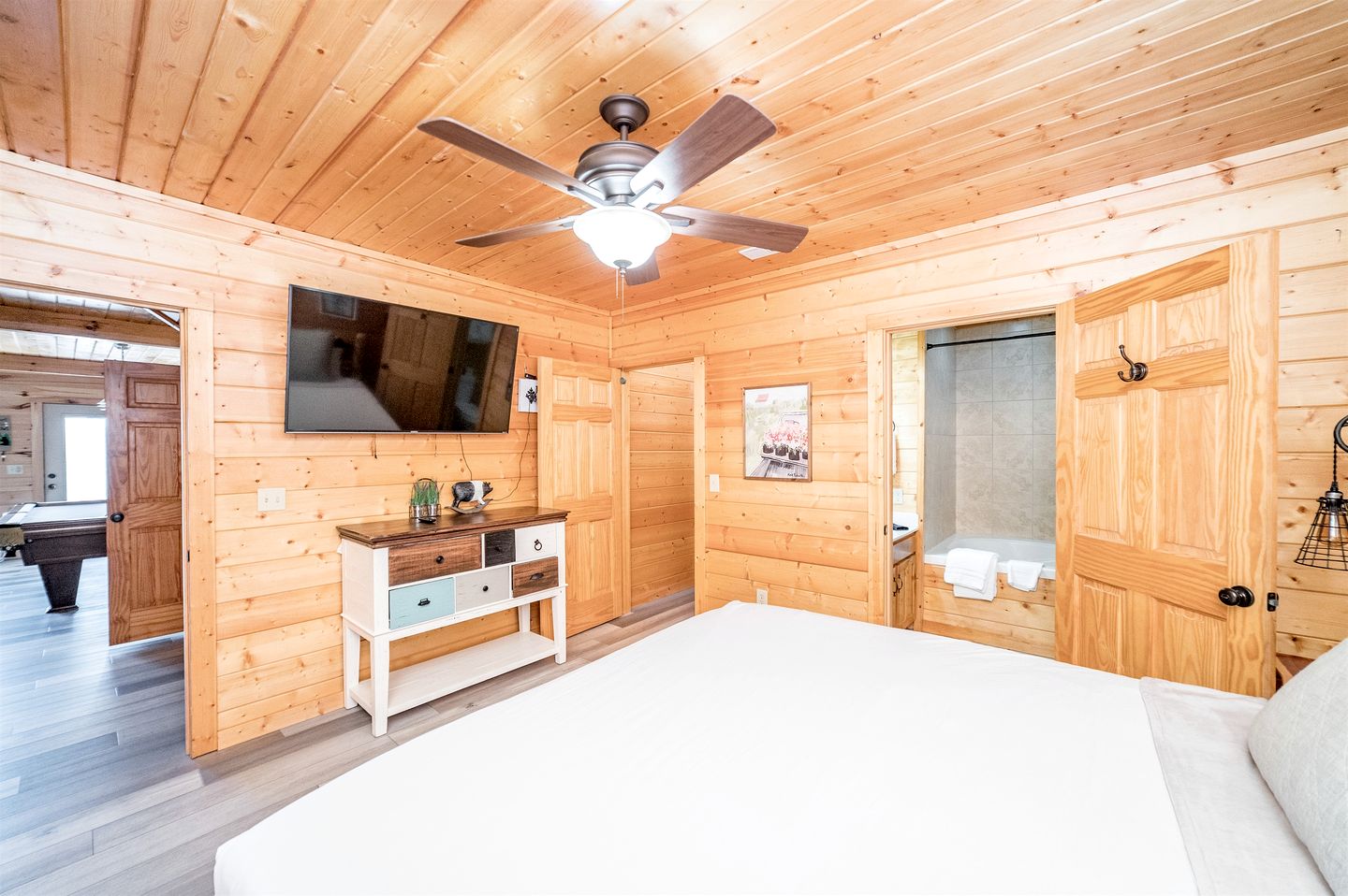 Group Cabin with Luxury Equipped Deck and Game Room in Tennessee