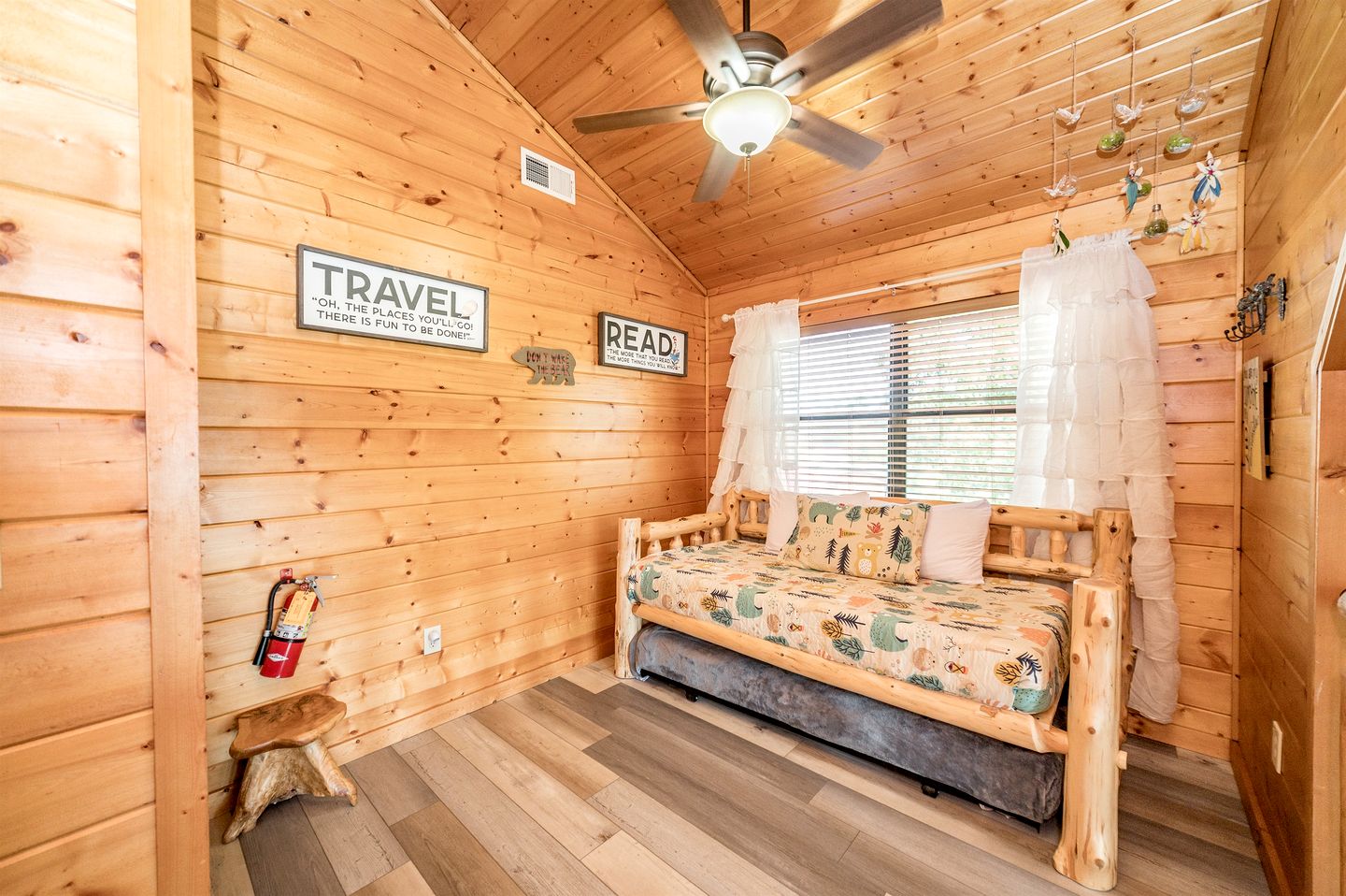Group Cabin with Luxury Equipped Deck and Game Room in Tennessee