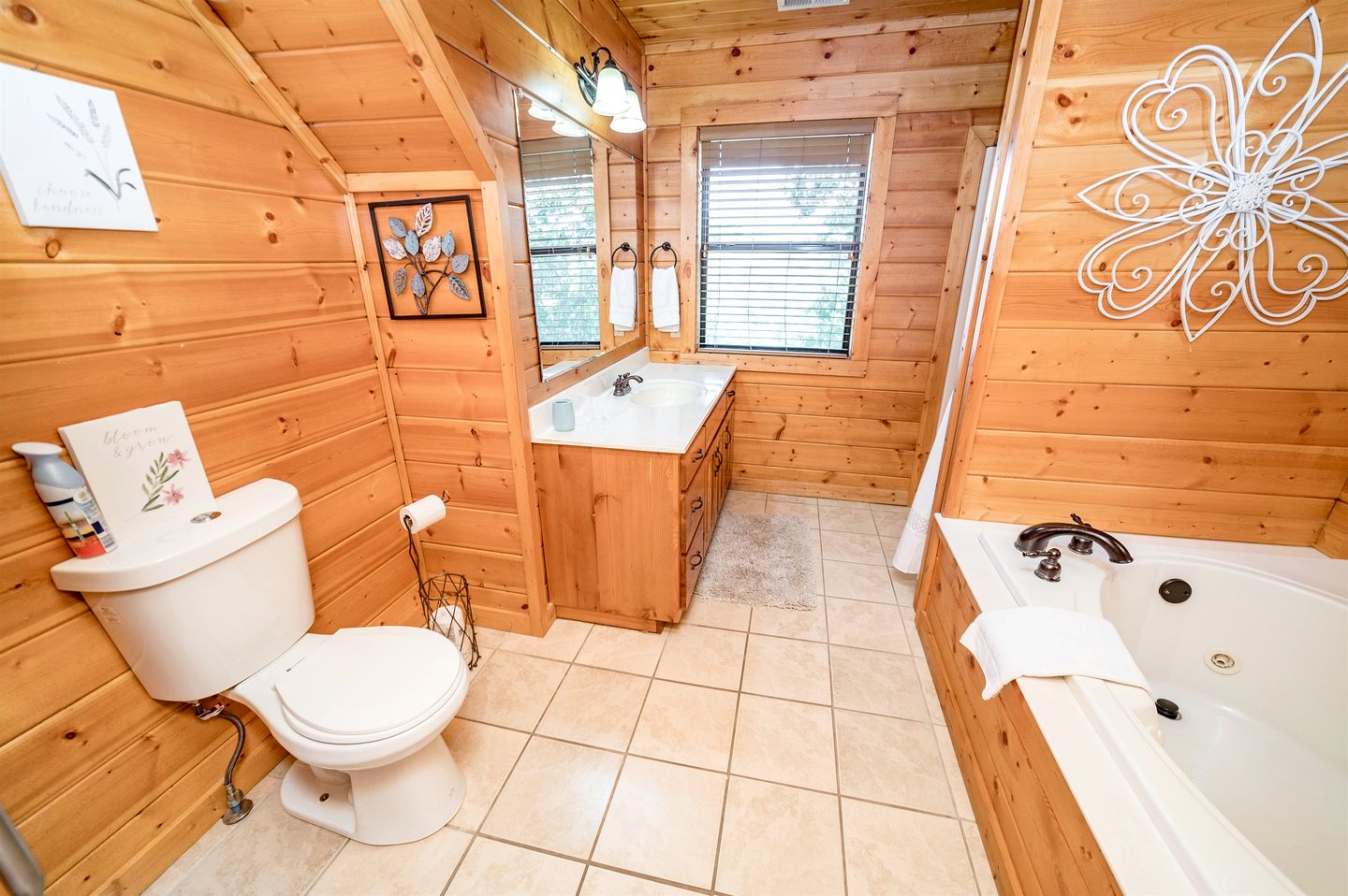 Group Cabin with Luxury Equipped Deck and Game Room in Tennessee