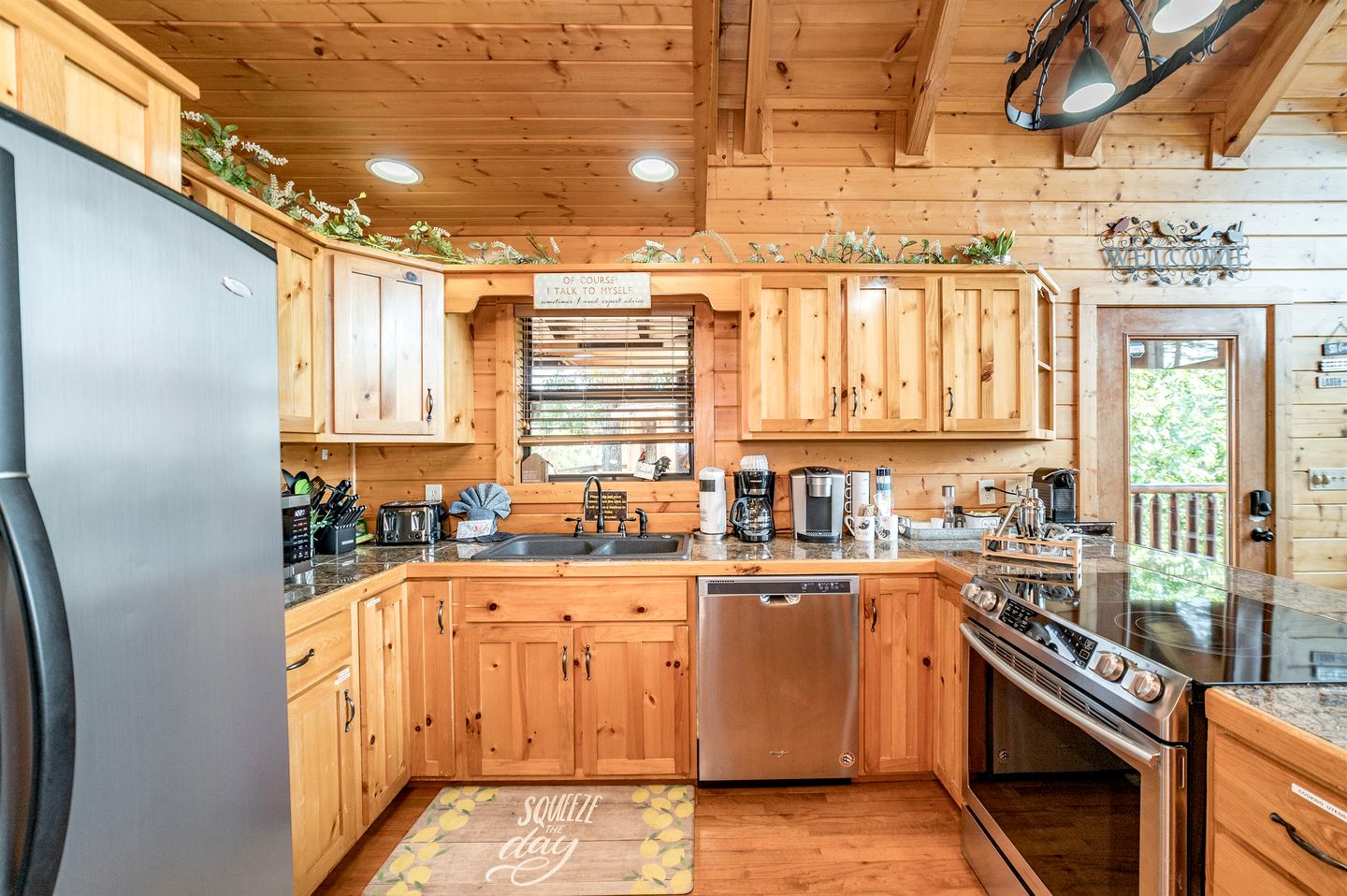 Group Cabin with Luxury Equipped Deck and Game Room in Tennessee