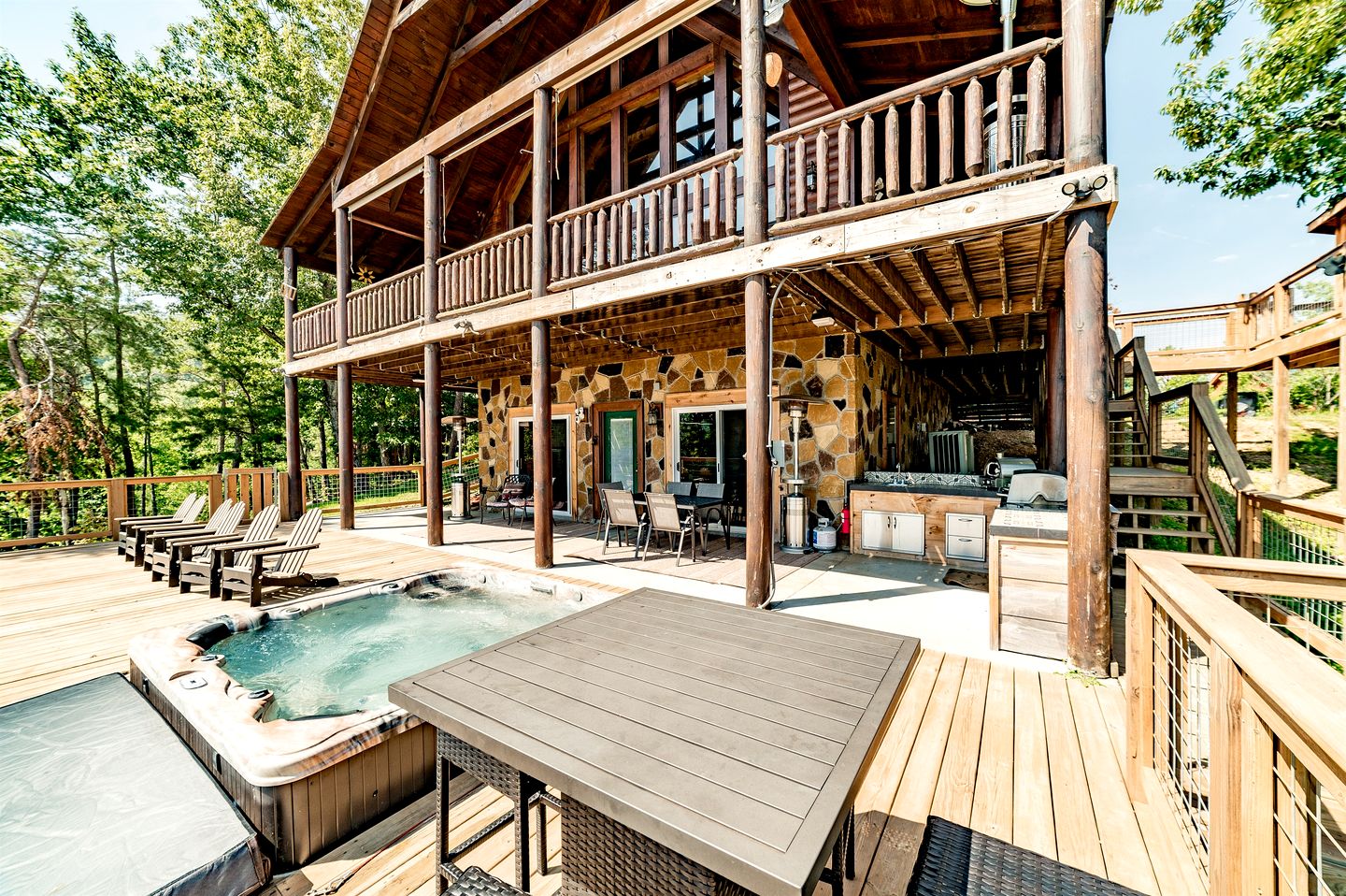 Group Cabin with Luxury Equipped Deck and Game Room in Tennessee