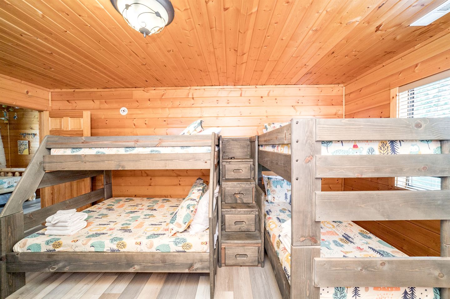 Group Cabin with Luxury Equipped Deck and Game Room in Tennessee