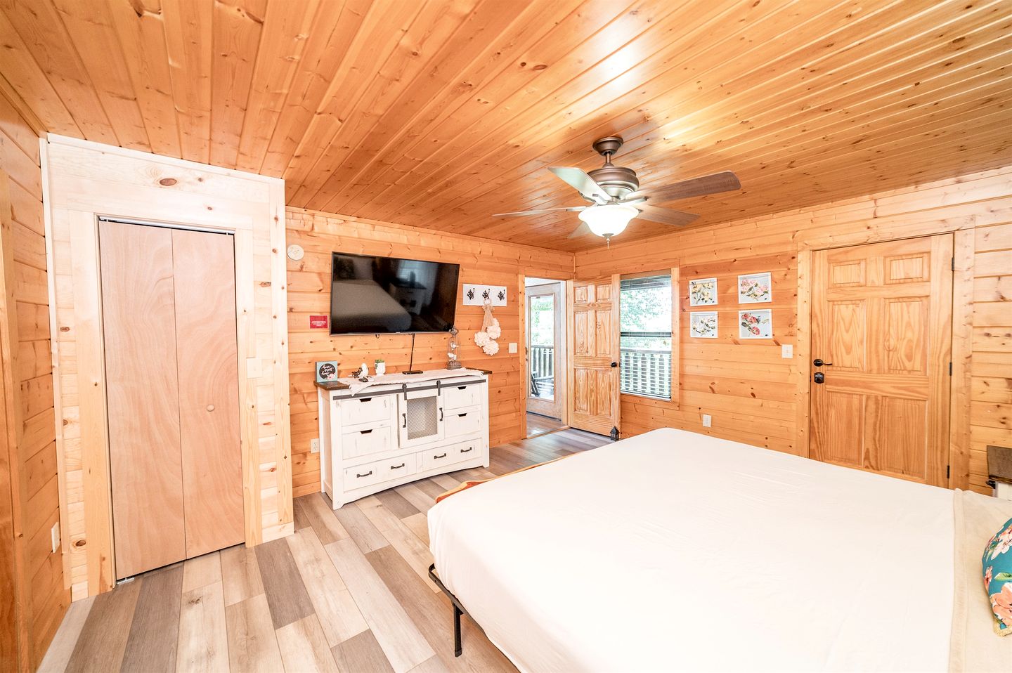 Group Cabin with Luxury Equipped Deck and Game Room in Tennessee