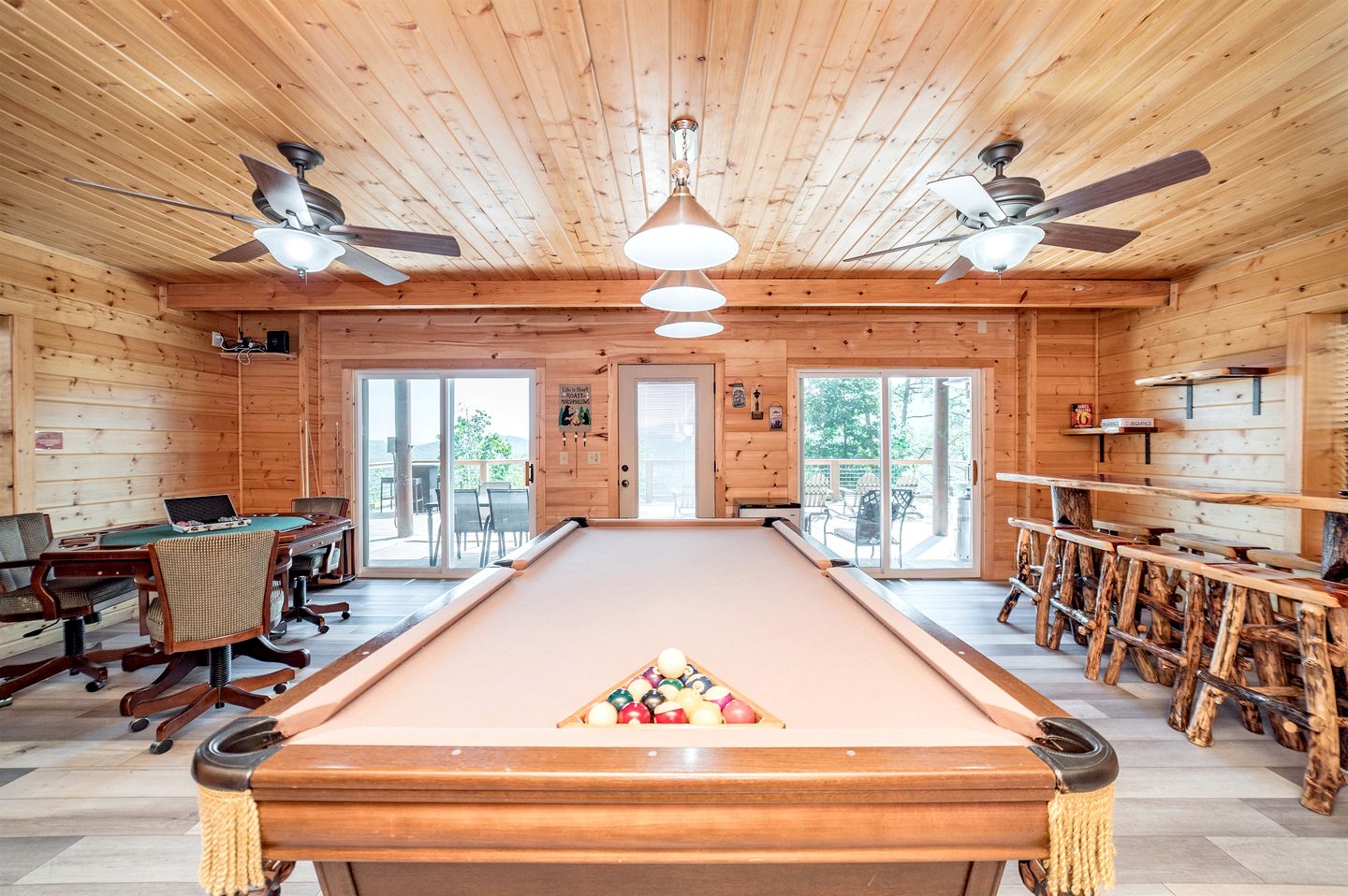 Group Cabin with Luxury Equipped Deck and Game Room in Tennessee