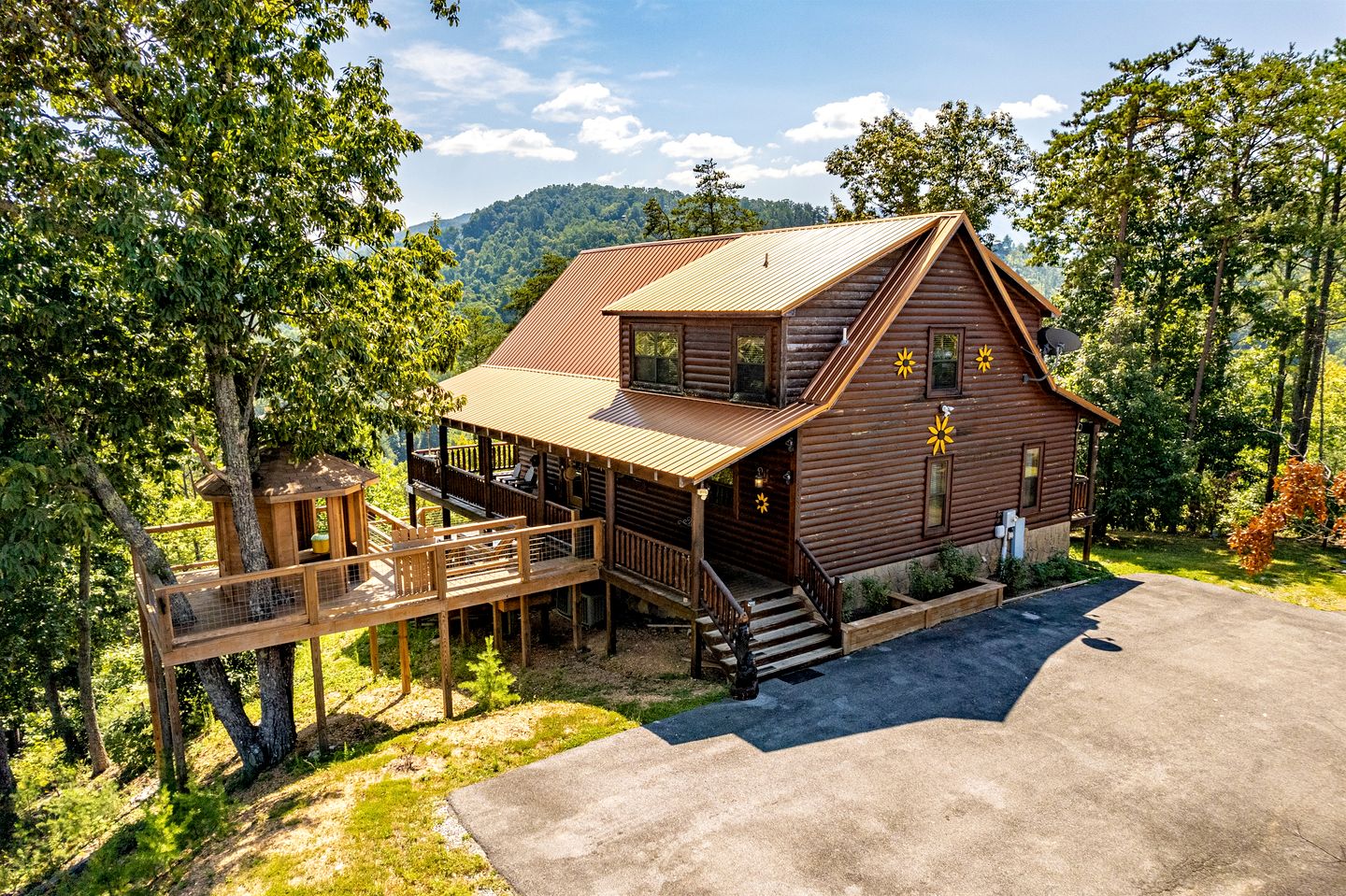 Group Cabin with Luxury Equipped Deck and Game Room in Tennessee