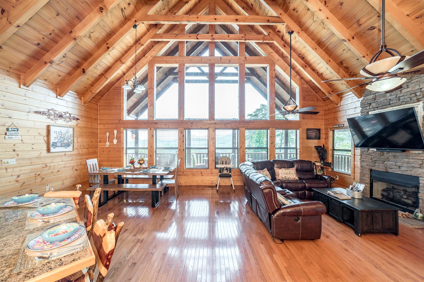 Group Cabin with Luxury Equipped Deck and Game Room in Tennessee