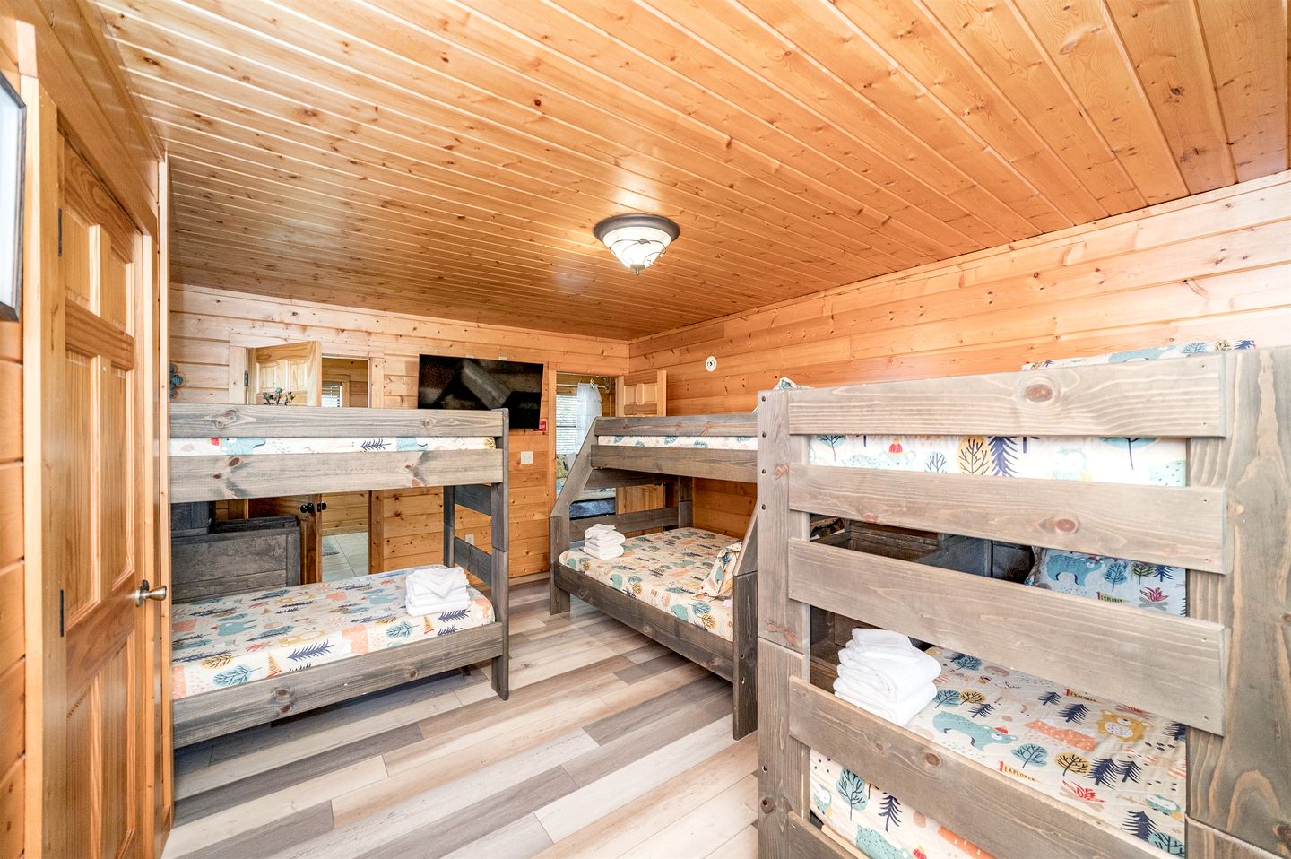 Group Cabin with Luxury Equipped Deck and Game Room in Tennessee