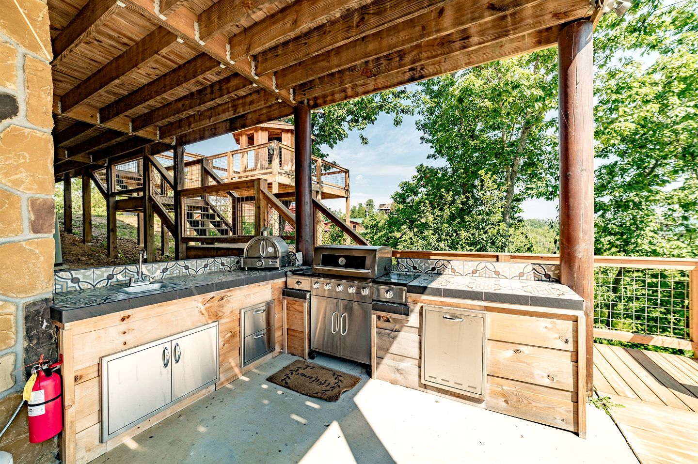 Group Cabin with Luxury Equipped Deck and Game Room in Tennessee