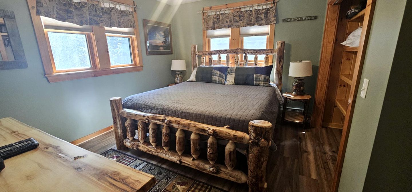 Group Cabin with Pool Table, Spa and Many More Amenities in Maine