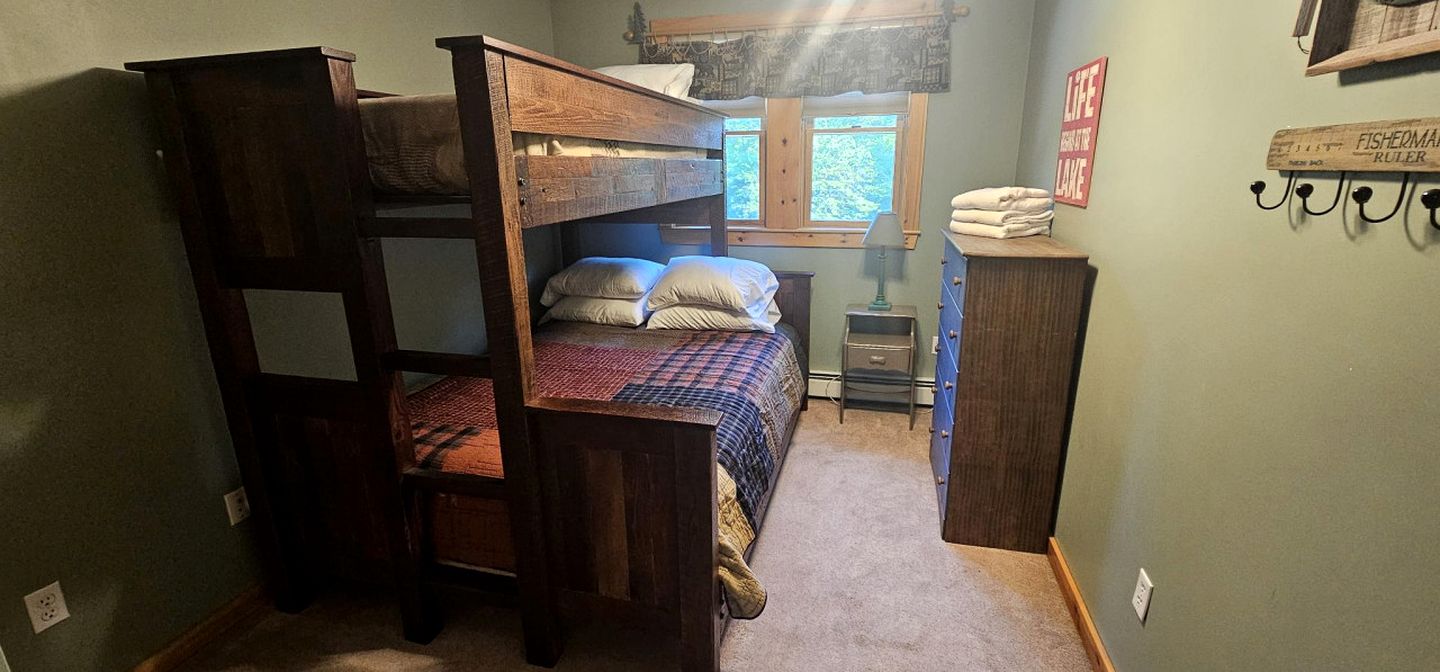 Group Cabin with Pool Table, Spa and Many More Amenities in Maine
