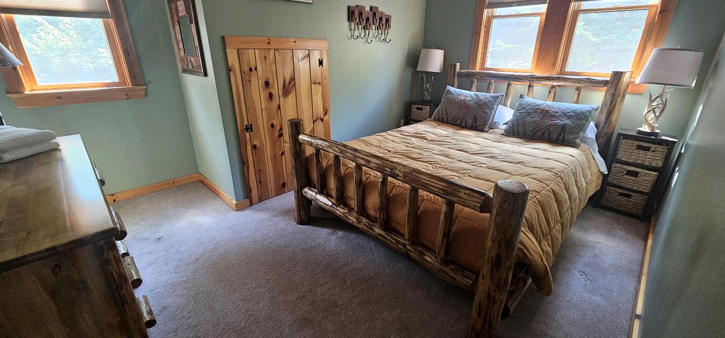 Group Cabin with Pool Table, Spa and Many More Amenities in Maine