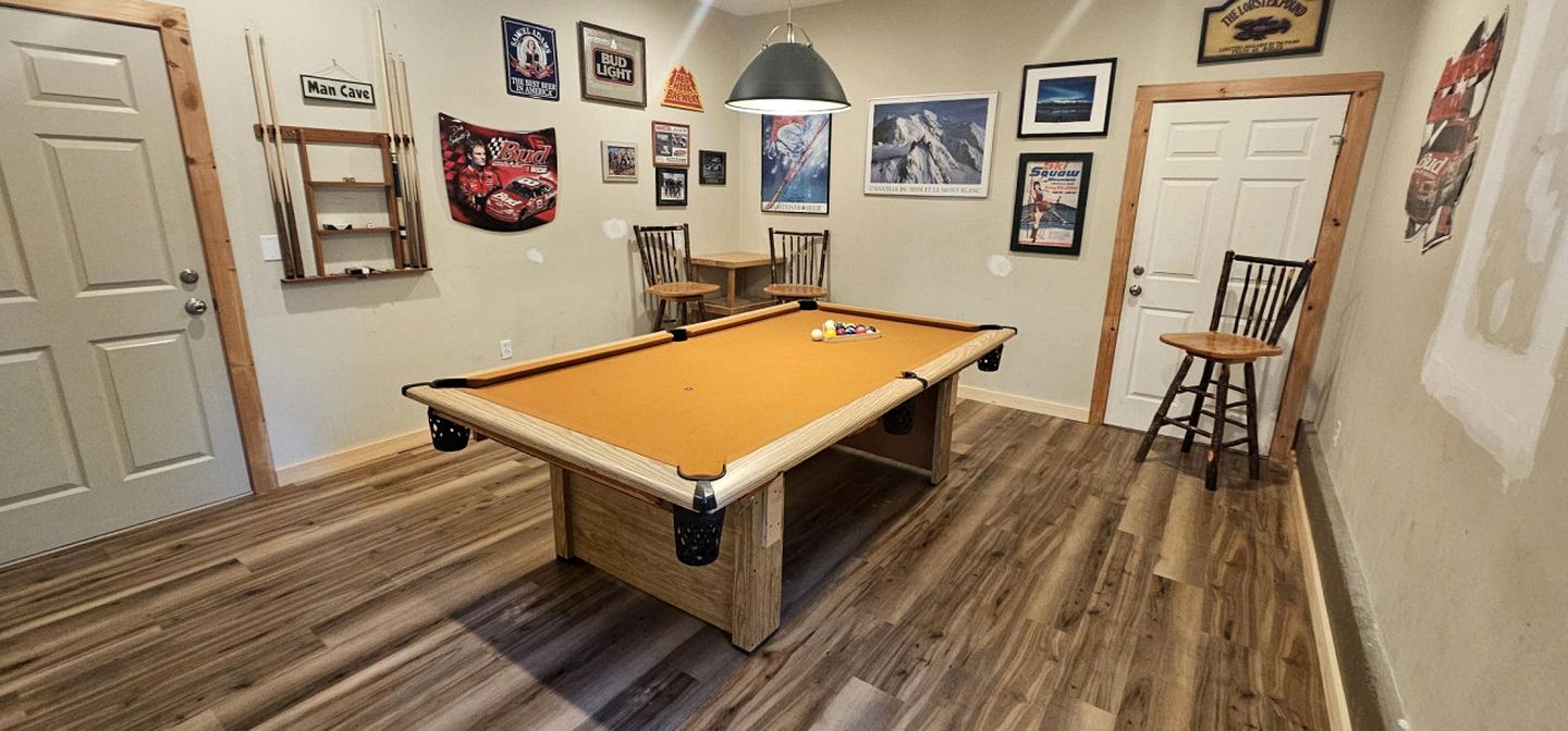 Group Cabin with Pool Table, Spa and Many More Amenities in Maine