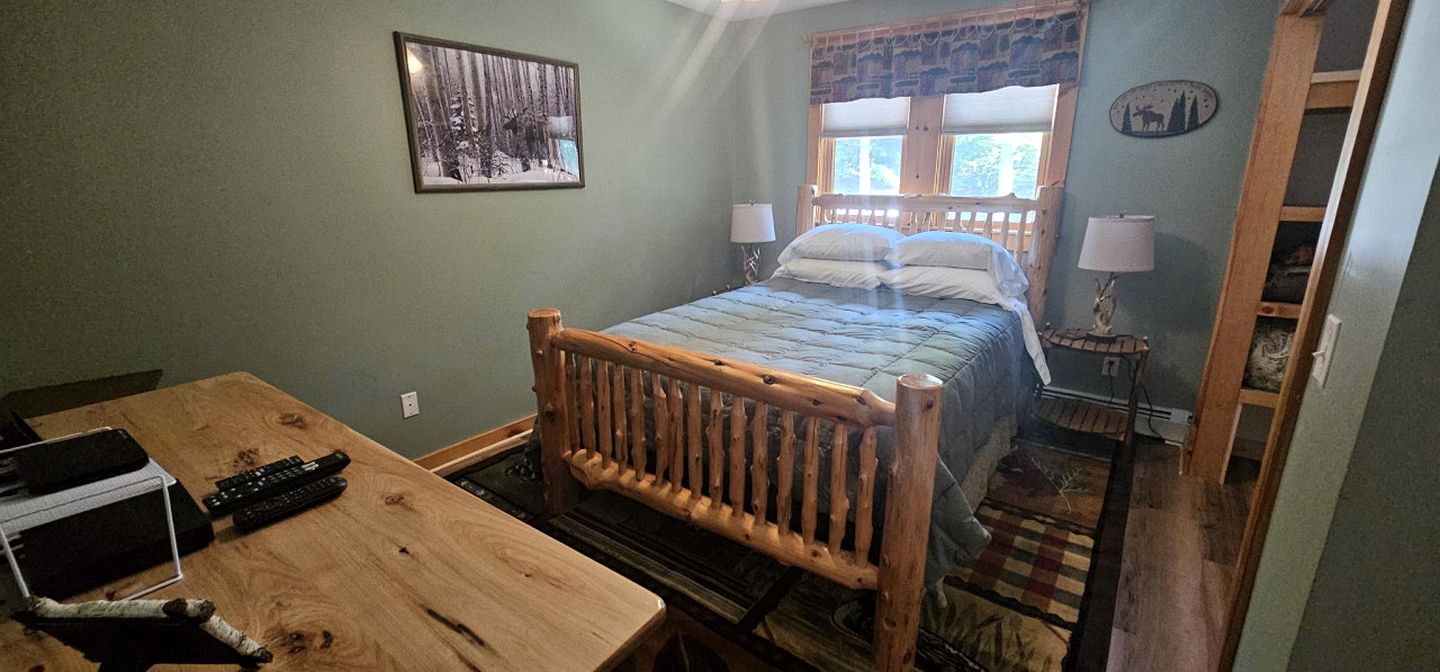 Group Cabin with Pool Table, Spa and Many More Amenities in Maine