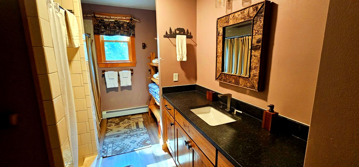 Group Cabin with Pool Table, Spa and Many More Amenities in Maine