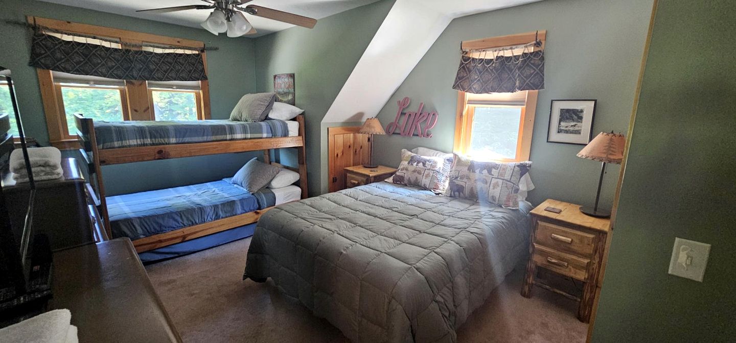 Group Cabin with Pool Table, Spa and Many More Amenities in Maine