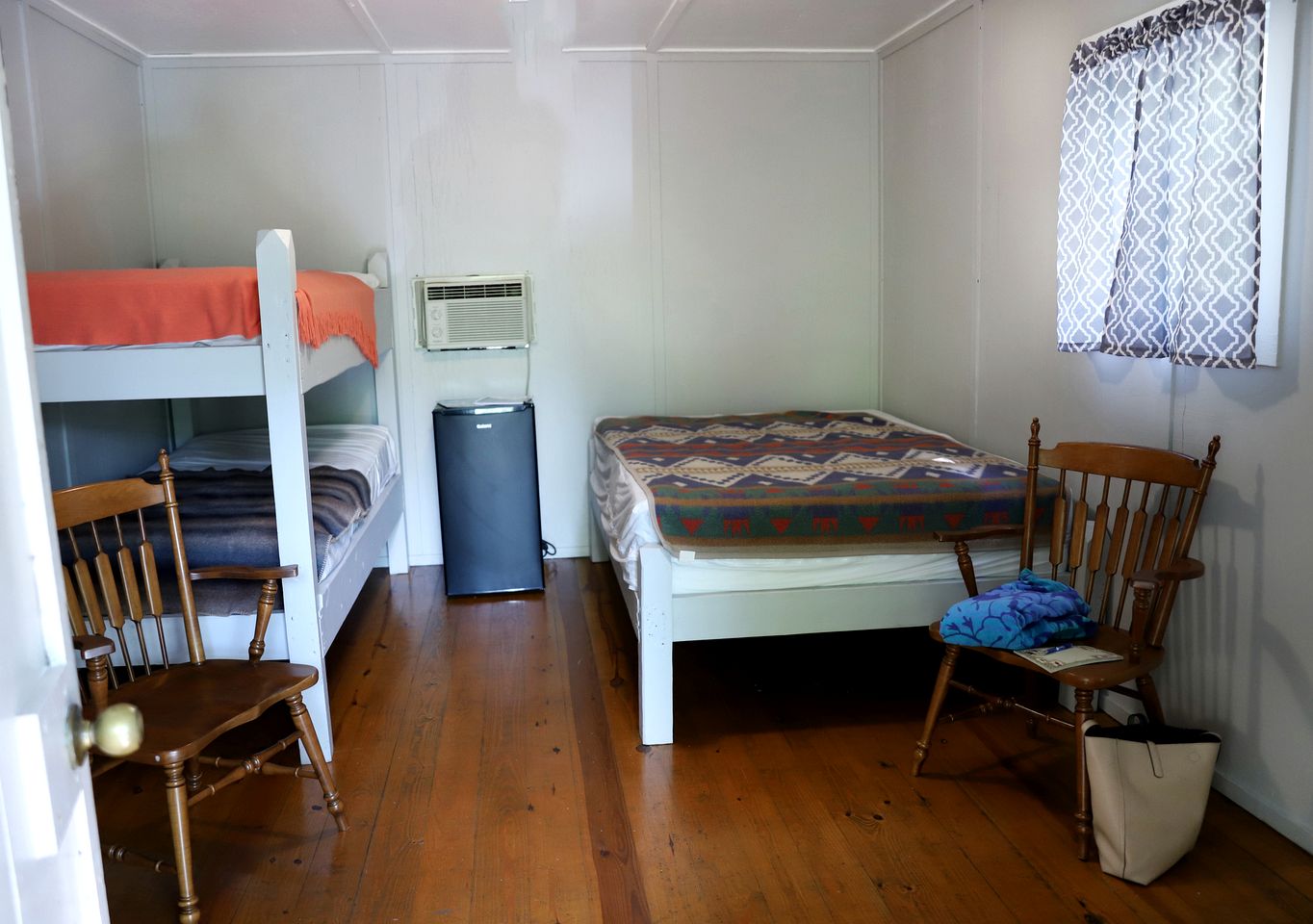 Quaint One Bedroom Cabin with Access to Shared Outdoor Pool, Perfect for a Summer Getaway to the Ozarks