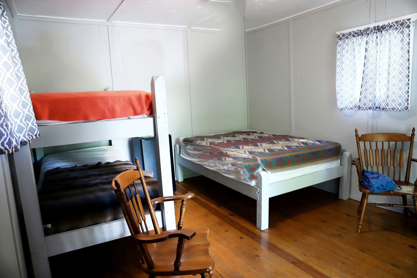 Quaint One Bedroom Cabin with Access to Shared Outdoor Pool, Perfect for a Summer Getaway to the Ozarks