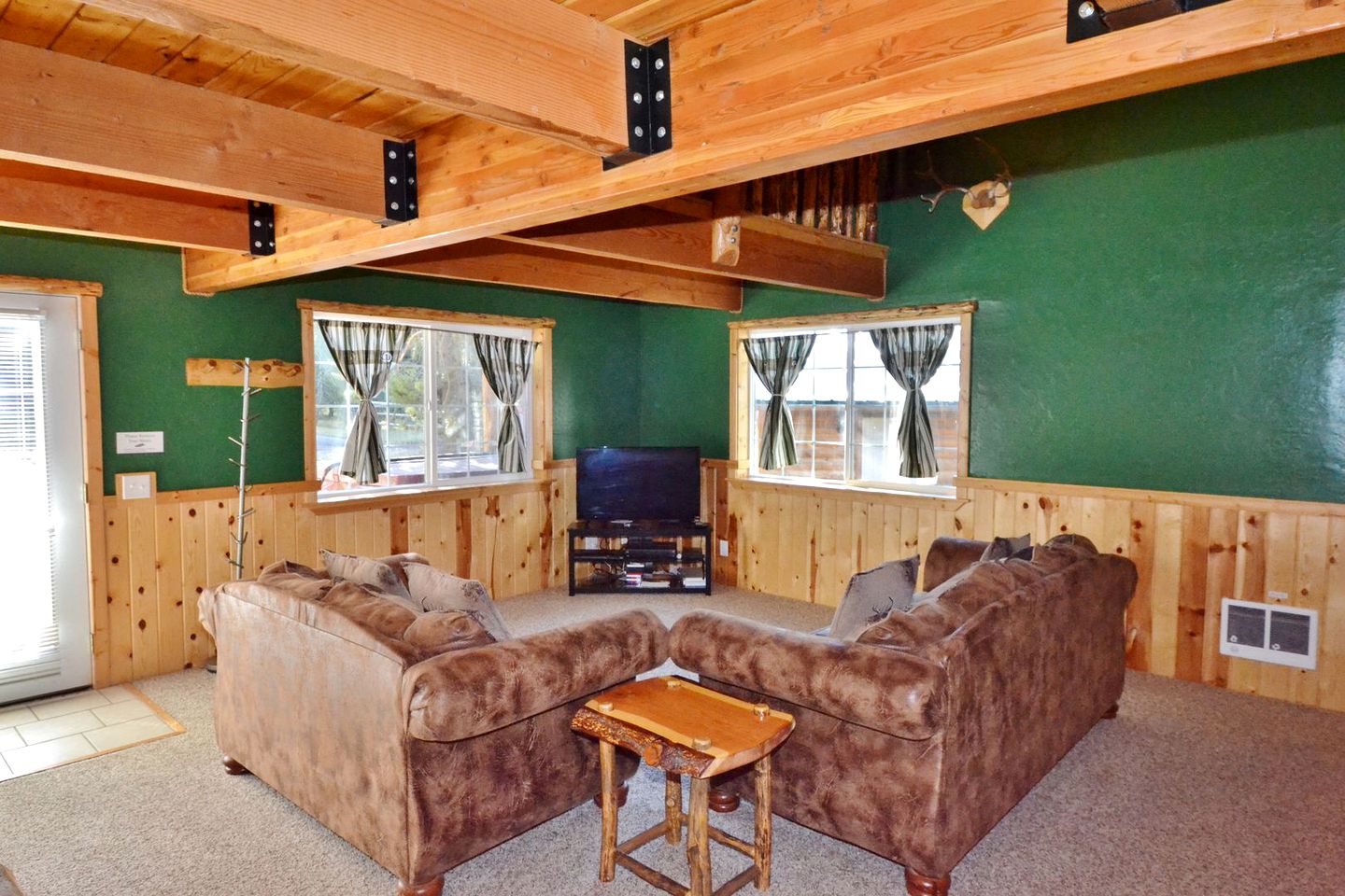 Group Couples Getaway to Upscale Cabin near Yellowstone National Park, Idaho